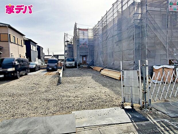 上棟しました。ご見学希望のお客様につきましては同型同仕様の物件にご案内いたします（奥の建物になります）