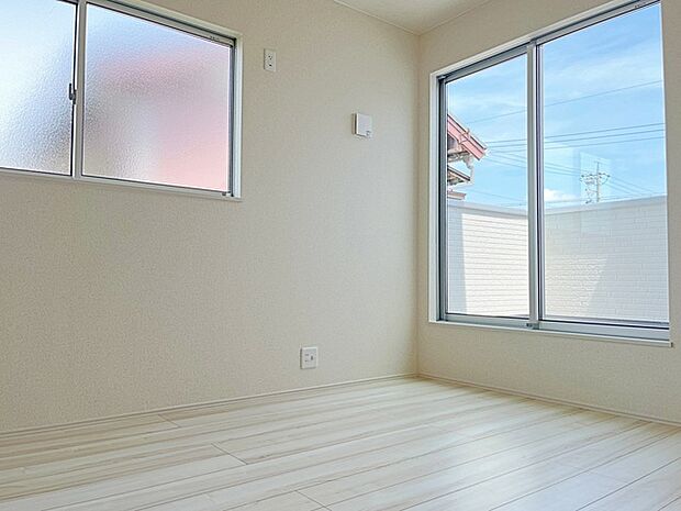 【施工例】寝室には大きな収納スペースがあり、室内を広々と利用できます!