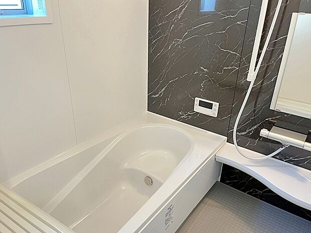 【施工例】ゆったり入れる浴槽、一日の疲れを癒してくれるくつろぎのバスタイムを…