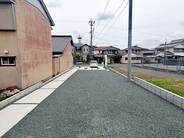 ガーデニングで四季折々のお花が楽しめます。夏はプール遊びやBBQで楽しい休日を過ごせますよ！ 