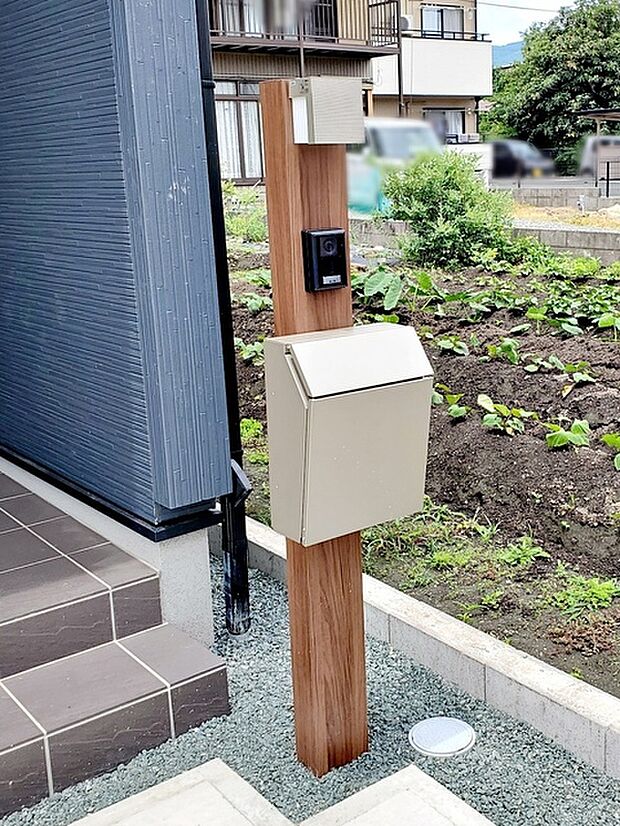 ポストやインターホン等一体型のシンプルな門柱が標準設備!