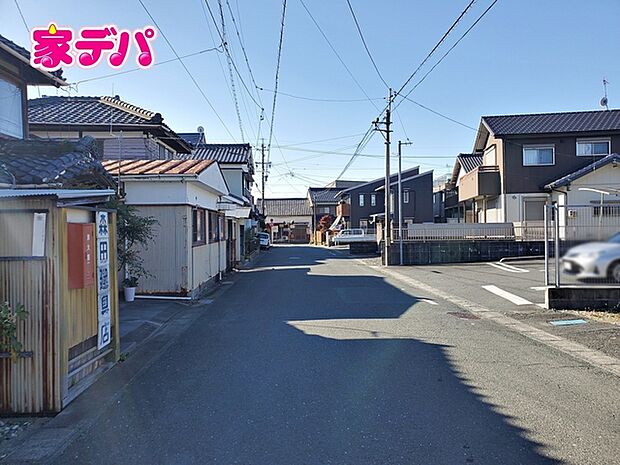 前面道路はゆとりの6ｍ!車通りが少なく、駐車が苦手な方でも安心の道路幅です 