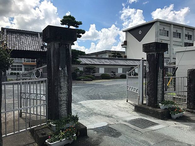 新城小学校(850m)