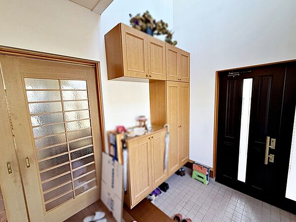 【玄関】玄関は吹き抜けになっており、開放感のある空間です