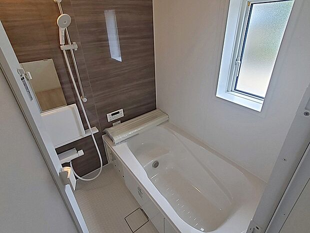 【施工例】ゆったり入れる浴槽、一日の疲れを癒してくれるくつろぎのバスタイムを… 