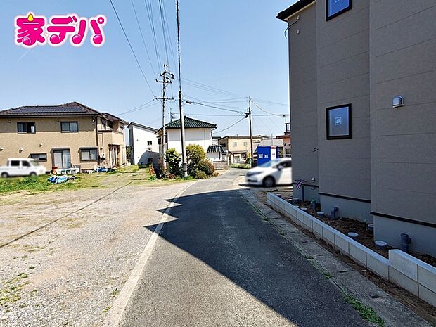 前面道路は約4mあり駐車もスムーズに行えます