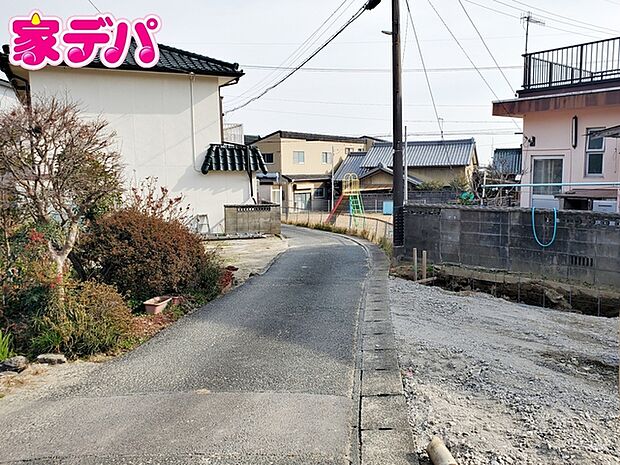 前面道路は約4mあり駐車もスムーズに行えます