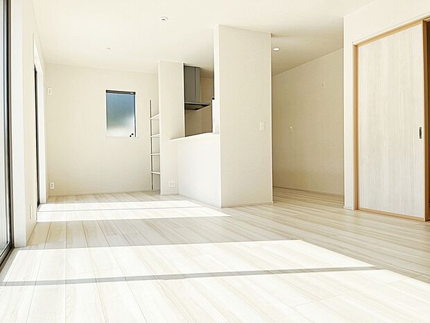 【施工例】のんびりくつろぐソファや、お食事を楽しむダイニングセットを置いても圧迫感はありません。