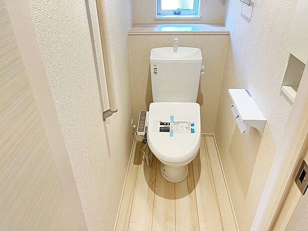 【施工例】多機能な温水洗浄便座付きでお掃除がしやすい、清潔なトイレです
