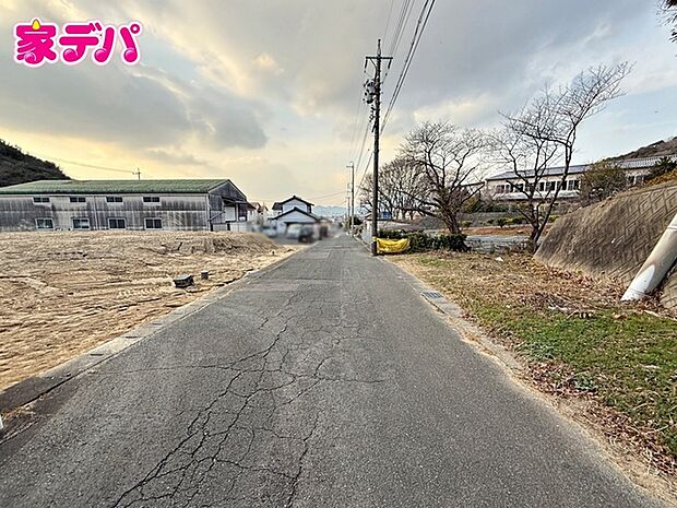 前面道路は公道で、車のすれ違いもらくらく広々6mの幅があります