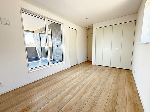 【洋室7.2帖】 大きなベッドを置いてもゆったり過ごせるプライベート空間です。