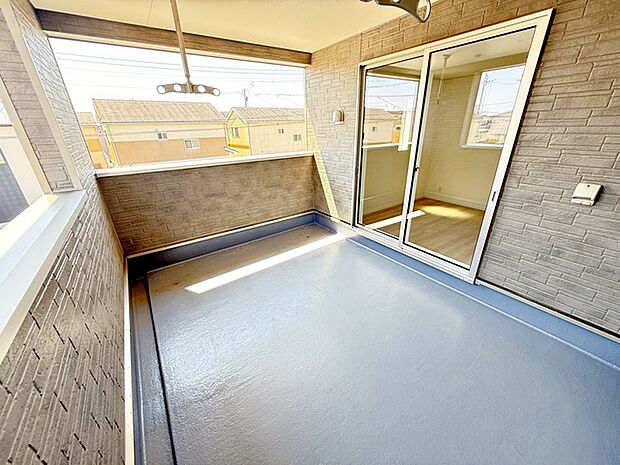 【バルコニー】 2部屋からアクセス可能なインナーバルコニー。急な雨の日の洗濯物も安心です！天気の良い日は、ご家族の洗濯物・お布団をまとめて干せます 