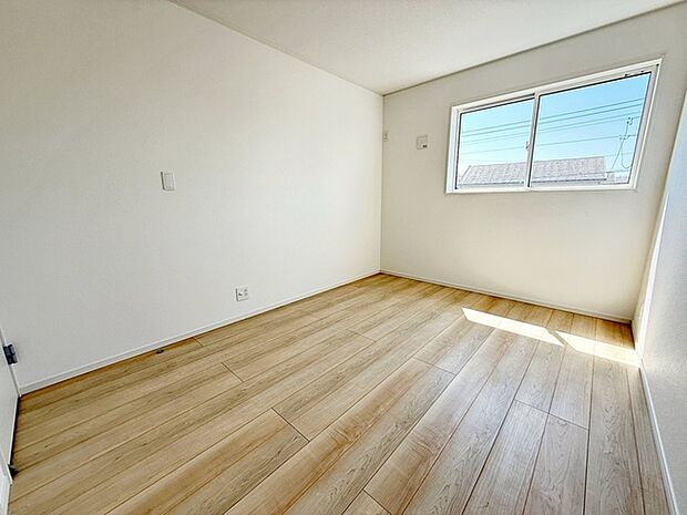 【洋室6帖】 腰窓で机や家具の配置がしやすい洋室6帖。子供部屋や書斎にもオススメです！ 