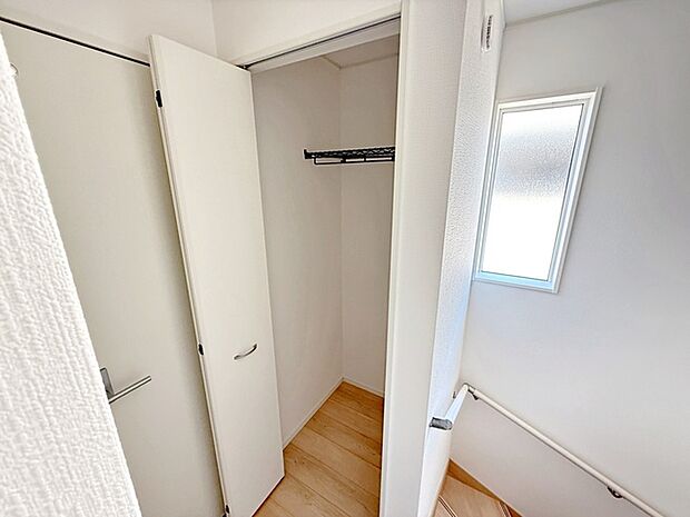 【2階廊下収納】 2階廊下にはご家族の共有収納スペースを設けました。使用頻度が少ないもの、季節的なものの収納に便利！ 