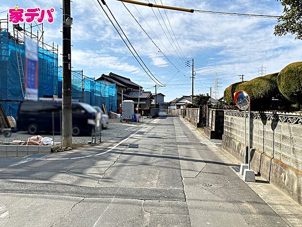 前面道路も広く車通りも少ないので、運転が苦手な方でも自分のペースで駐車ができます 