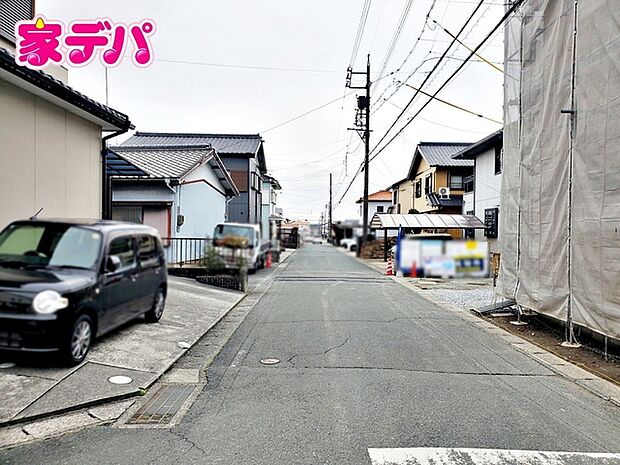 前面道路は見通しが良く、車の移動もスムーズに行えます。