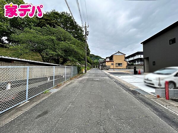 前面道路は公道で、車のすれ違いもらくらく広々6ｍの幅があります