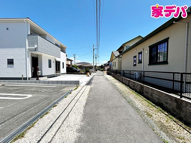 前面道路：南東側約4ｍ幅 静かな住宅街で、車の出入りもスムーズです。 