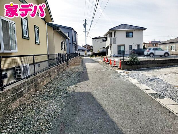 静かな住宅街で、車の出入りもスムーズです。 