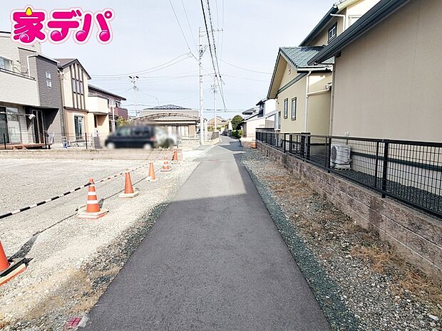 前面道路:南東側約4m幅