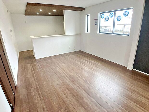 【施工例】のんびりくつろぐソファや、お食事を楽しむダイニングセットを置いても圧迫感はありません。 