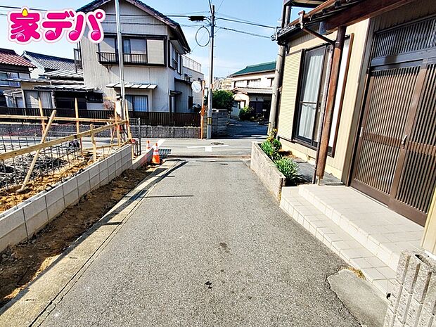 前面道路は車通り少ないのでお子様も安心して暮らせる環境です 