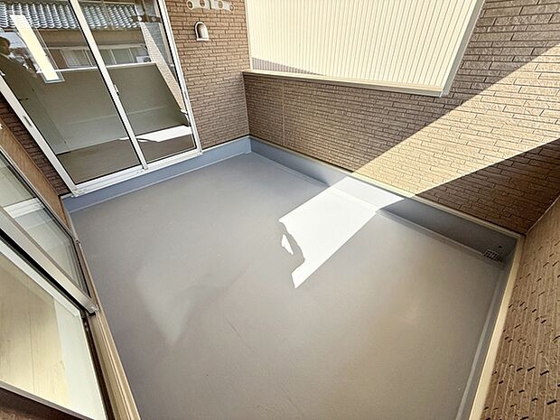 【バルコニー】 屋根のあるインナータイプのバルコニーだから、急な雨でも洗濯物が濡れにくくて安心