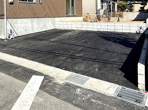 駐車スペースは2台分を確保!並列駐車が可能で車の出し入れもしやすく、運転の苦手な方にも安心です
