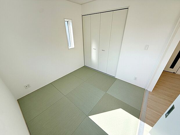 【和室4.5帖】 リビングとつながる畳敷きのお部屋。お子さんが小さい方には、キッズスペースとしてご利用頂けますね