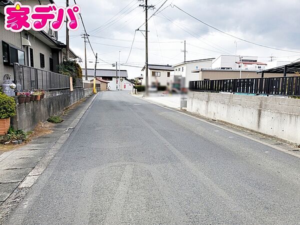 前面道路はゆとりの6.9ｍ!車通りが少なく、駐車が苦手な方でも安心の道路幅です
