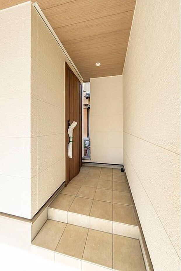 雨の日の出入りも濡れにくい玄関ポーチ 