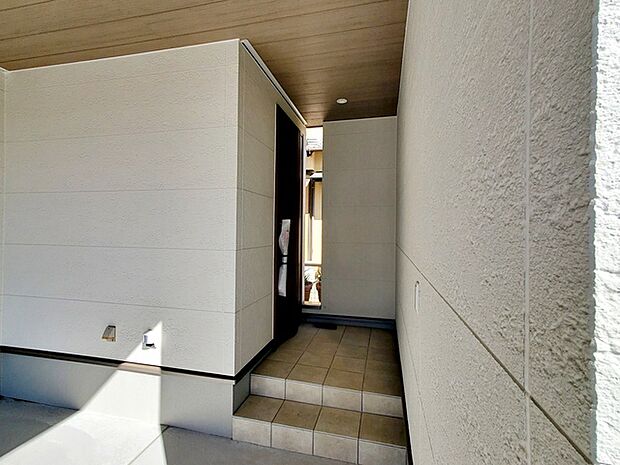 【玄関】 雨の日の出入りも濡れにくい玄関ポーチ