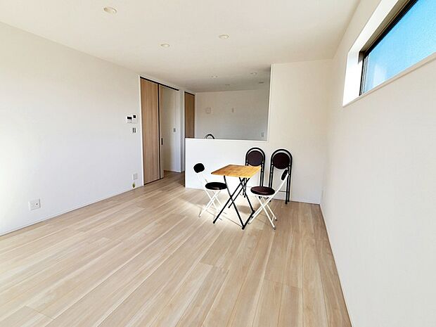 【リビング16帖】 街なかでも長時間の陽当りを叶える2階リビング設計は、ご家族のプライバシーにも配慮された快適空間。