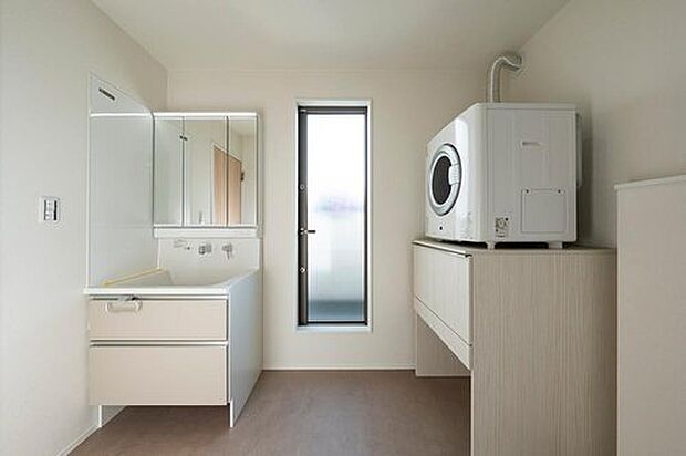 洗面台の三面鏡の裏には収納があるので、見られたくないものの収納に便利 