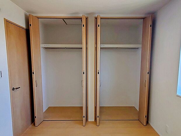 【クローゼット】 壁面クローゼットがあればタンスを置く必要がなく、出っ張りのないスッキリ空間を維持できます。