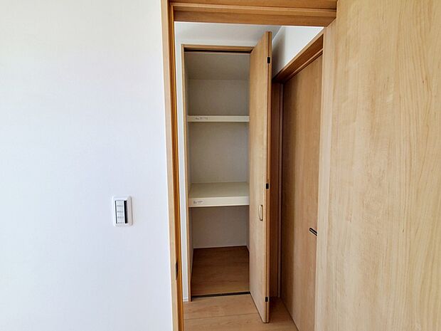 3階廊下にはご家族の共有収納スペースを設けました。使用頻度が少ないもの、季節的なものの収納に便利!