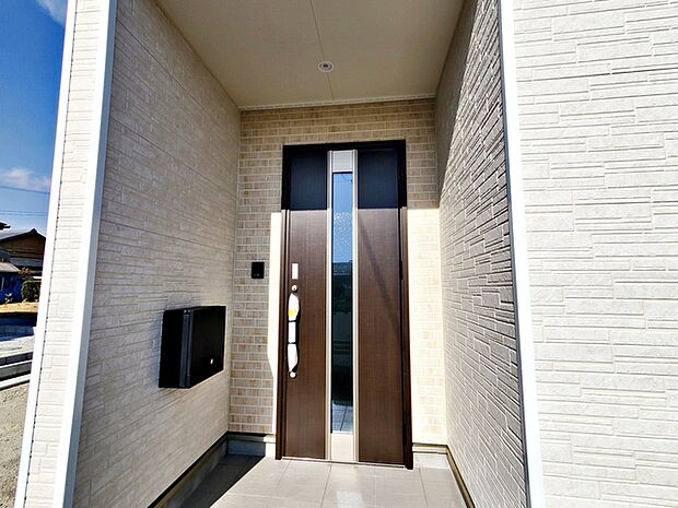 【玄関】 雨の日の出入りも濡れにくい玄関ポーチ 