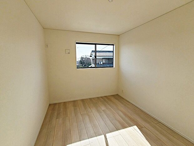 【洋室6帖】 腰窓で机や家具の配置がしやすい洋室6帖。子供部屋や書斎にもオススメです！  