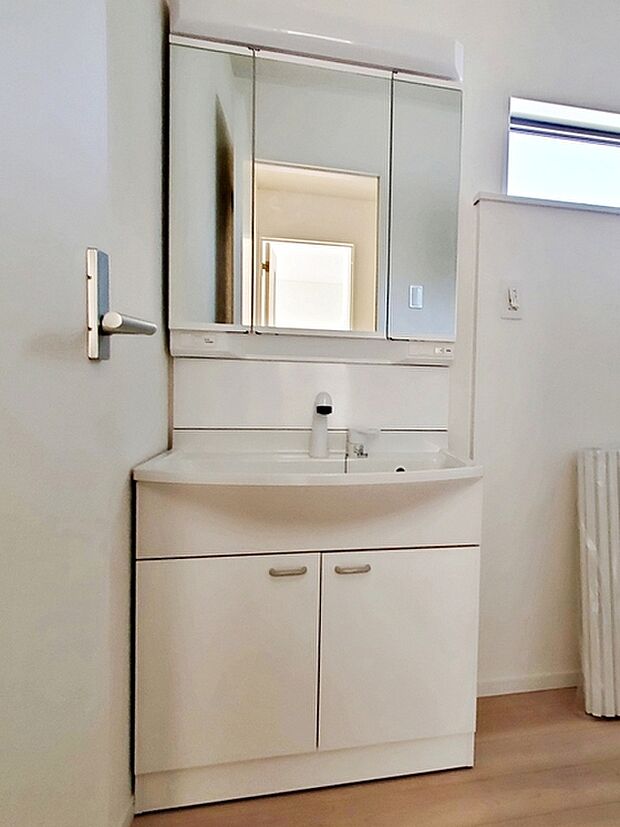 【洗面所】 洗髪・洗面・化粧などができる機能と収納スペースを一体化した洗面台です。 