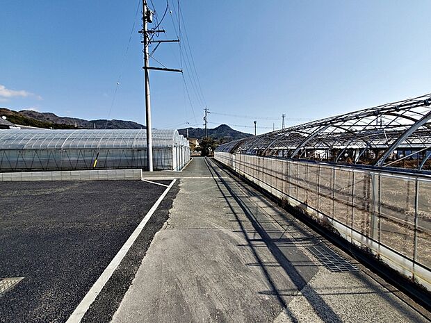 前面道路：南側約3ｍ幅、車通り少ないのでお子様も安心して暮らせる環境です 