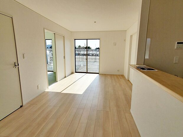 【リビング16.2帖】 南向きのリビングで太陽の光がたくさん降り注ぐ、明るいLDK。 