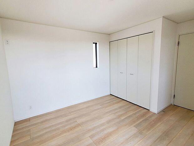 【洋室7.5帖】 寝室には大きな収納スペースがあり、室内を広々と利用できます！