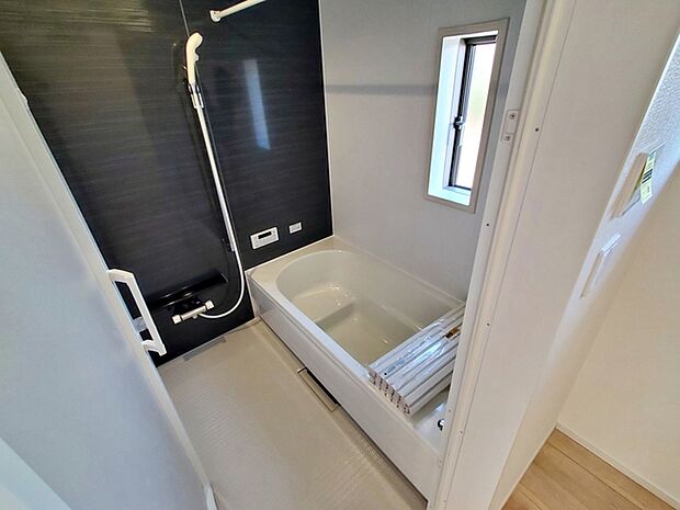 【浴室】 広々1坪サイズの浴室で1日の疲れをゆったりと癒してくれます！   