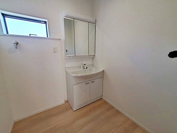 【洗面台】 暮らしを快適にする三面鏡仕様の洗面化粧台。収納力と機能性に優れた使いやすい設備で、忙しい朝の身支度もスムーズに。