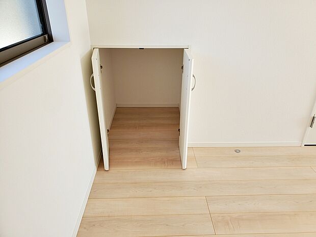 【リビング収納】 リビング内の収納スペースには、掃除道具やストック品も収まり、生活感を抑えられます