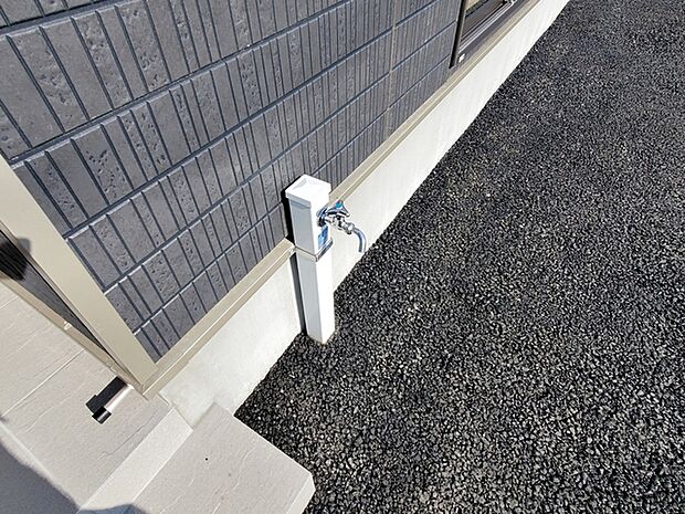 玄関横には立水栓が設置されています！お庭の水撒き、洗車、お掃除、お子様の水遊びなど便利です！ 