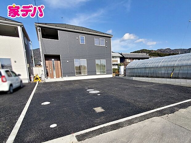 並列2台駐車可能なゆとりあるカースペース。目の前が駐車場だと雨の日も大量にお買い物をした時も便利 