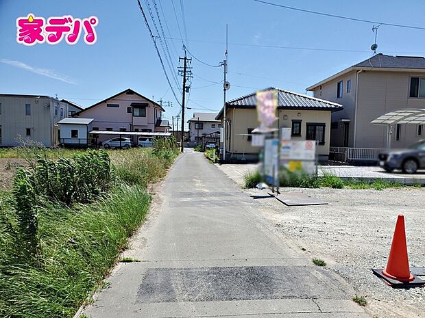 前面道路も広く車通りも少ないので、運転が苦手な方でも自分のペースで駐車ができます 