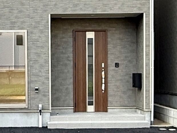 【玄関】 お洒落な玄関ポーチがご家族のお帰りを明るくお迎えしてくれます。