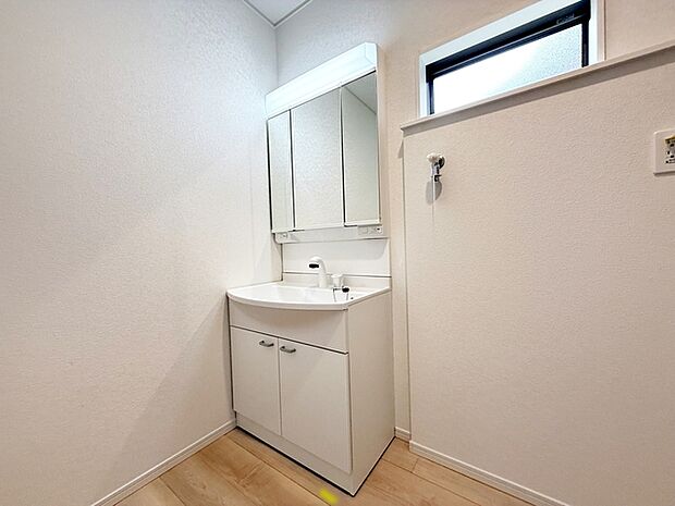 【洗面台】 暮らしを快適にする三面鏡仕様の洗面化粧台。収納力と機能性に優れた使いやすい設備で、忙しい朝の身支度もスムーズに。